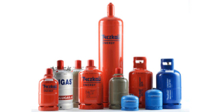 verschiedene Gasflaschen in unterschiedlichen Gr&ouml;&szlig;en und Farben
